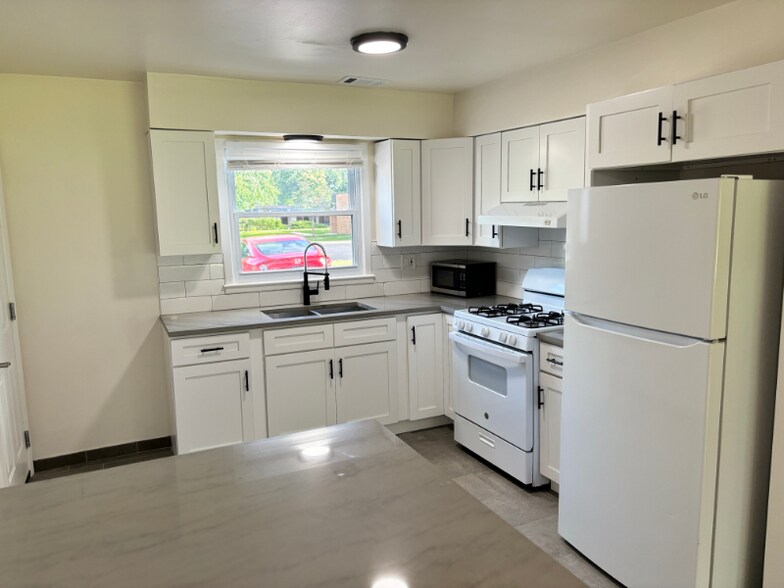 Building Photo - 209 Johnson St