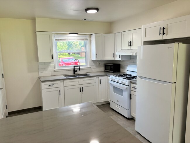 Building Photo - 209 Johnson St