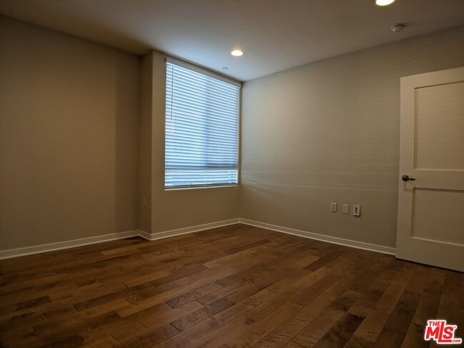 Building Photo - 5143 White Oak Ave