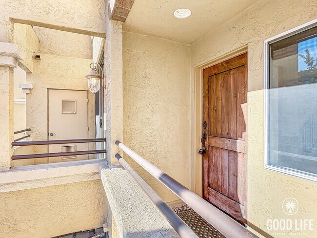 Building Photo - Amazing 2BD/2.5BA condo w/ washer/dryer & ...