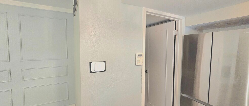 Building Photo - 1304 E Bayou Pky