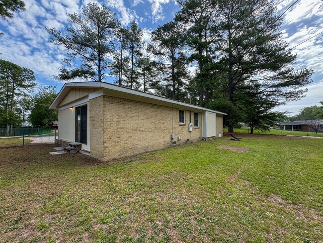 Building Photo - Charming 3 Bed 2 Bath Fayetteville Home with Fenced Yard