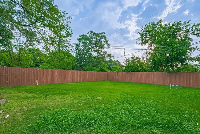 Building Photo - 2226 Rainbow Dr