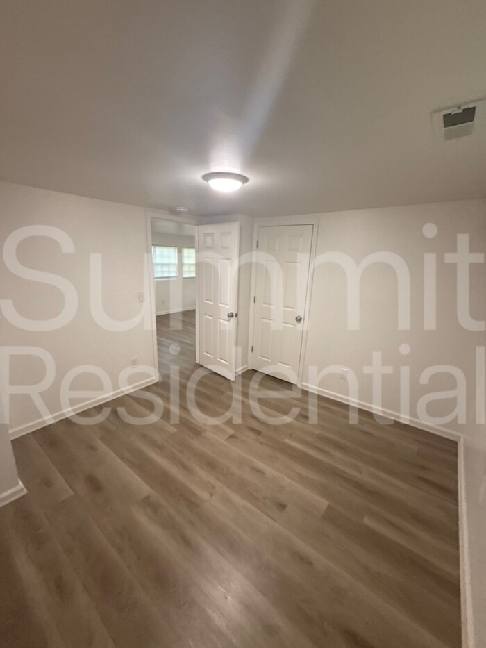 Building Photo - 604 Betty St