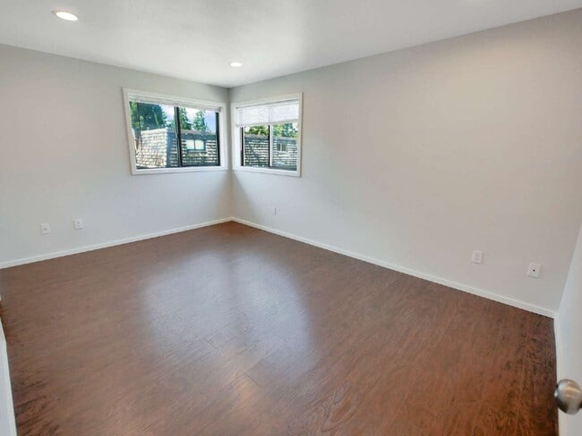 Building Photo - Rare Edmonds duplex now available! This side-by-side townhome-style unit features 2 bedrooms, 1.5...