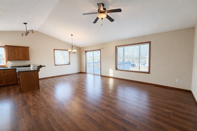 Building Photo - Beautiful 4bed 3bath Single Family Home In Sartell