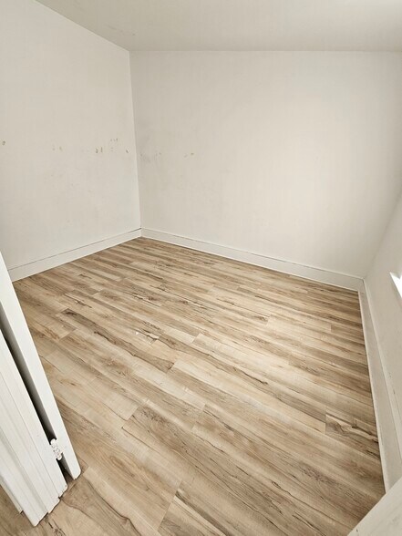 Top floor bedroom #2 - 148 Clymer St