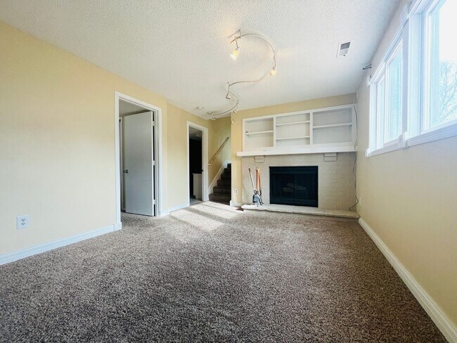 Building Photo - 3 bed/2 bath Sweet Townhome In Brooklyn Pa...
