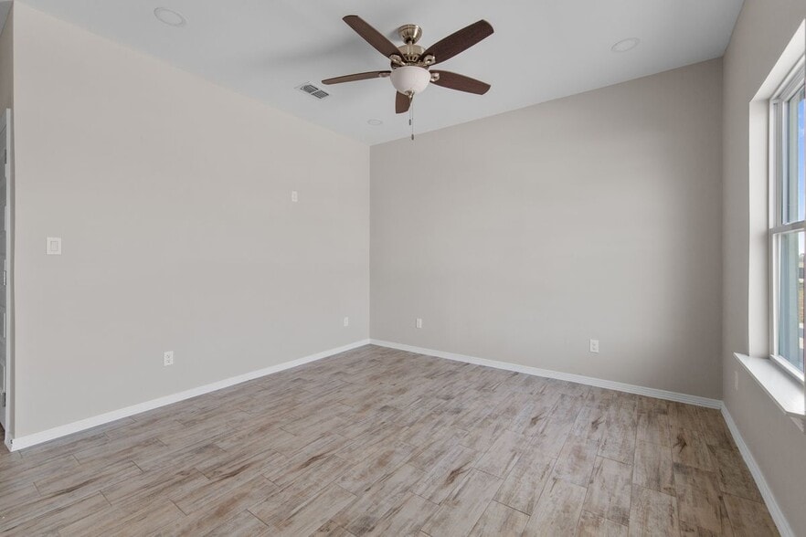 Building Photo - 2425 N Vly Cir