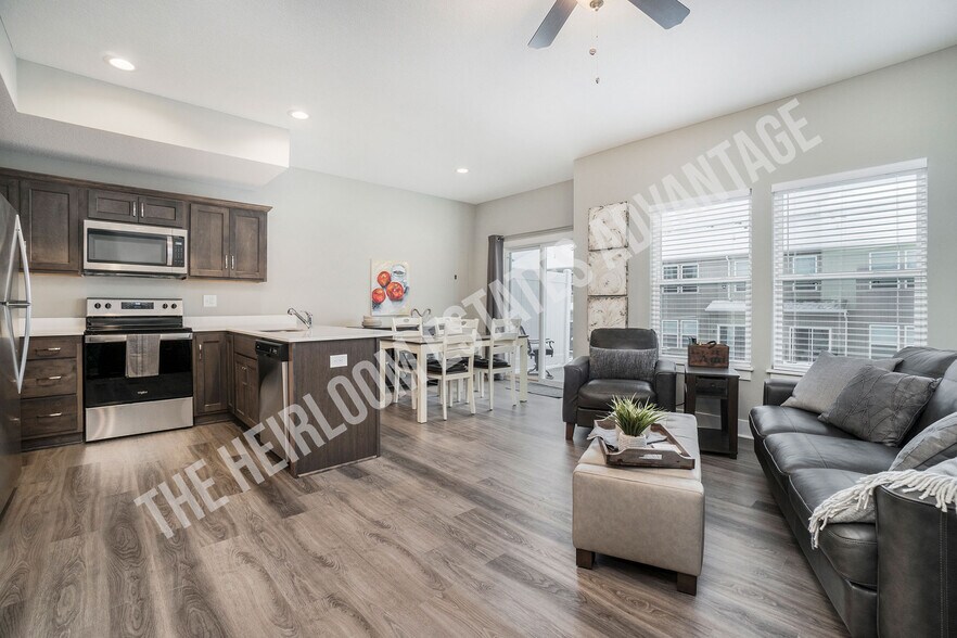 Building Photo - 341 N 5th Ter