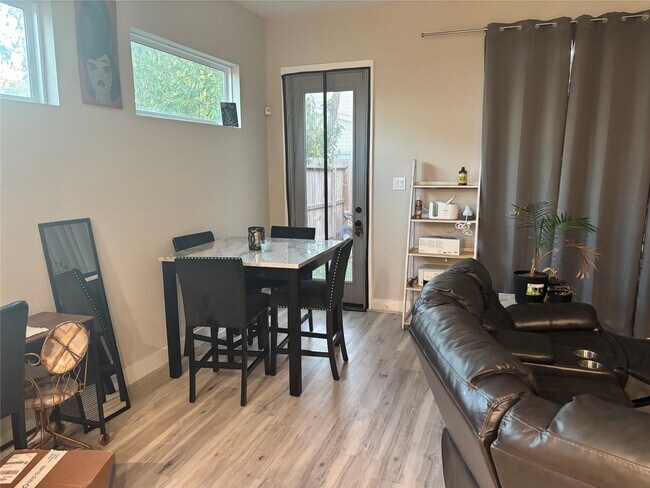 Building Photo - 6831 Paris St