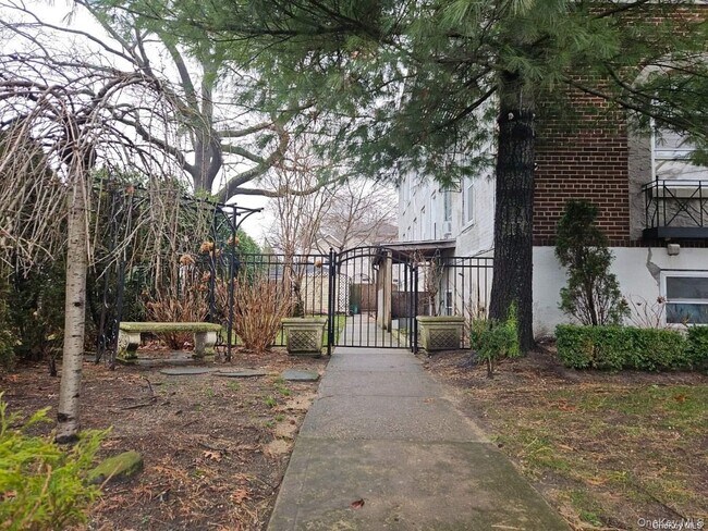 Building Photo - 30 Shipherd Ave