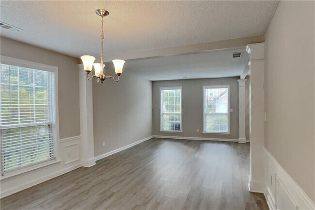 Building Photo - 596 Lullingstone Dr SE