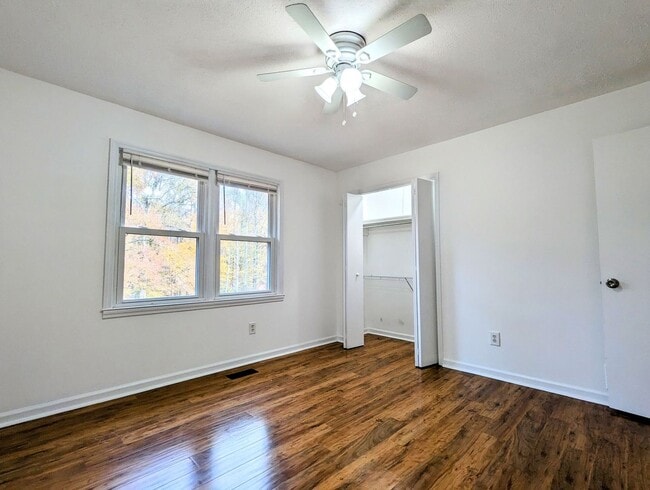 Building Photo - DUPLEX-Upstairs Unit | 3 Bedroom 2 Bathroo...