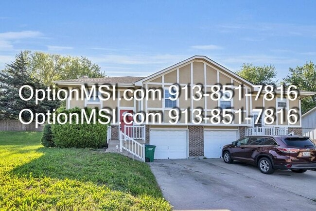 Building Photo - Spacious Townhome!