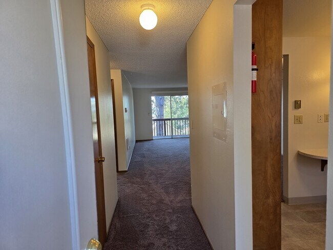 Building Photo - 2022 E 6th St