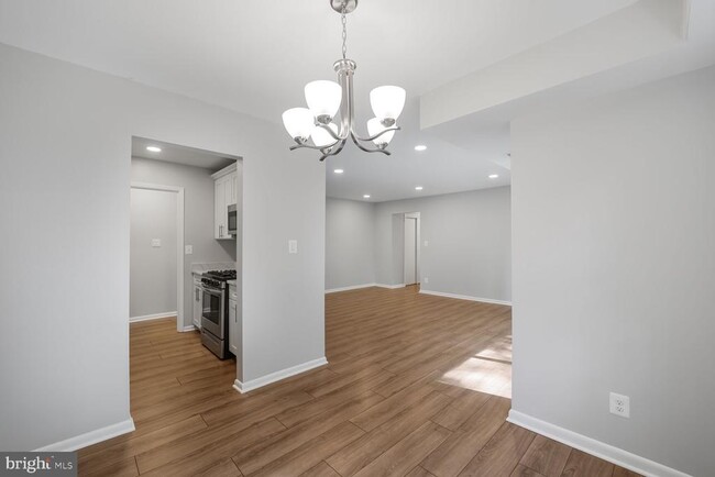 Building Photo - 3860 Lyndhurst Dr