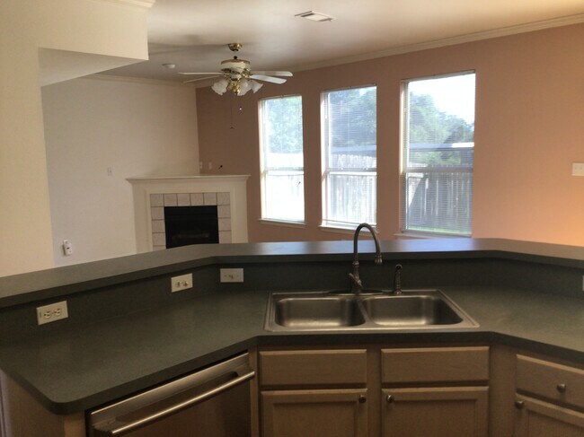 LARGE OPEN LIVING RM AREA - 2913 Whisper Oaks Ln