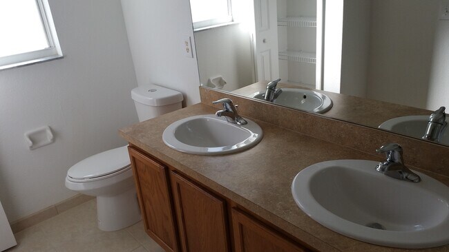 Building Photo - Your Next Home in Groveland