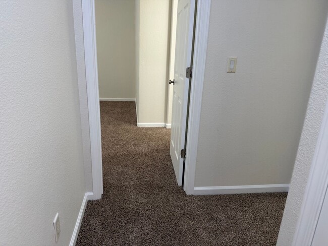 Building Photo - Gorgeous 4 bedroom 2 story home in Anatolia