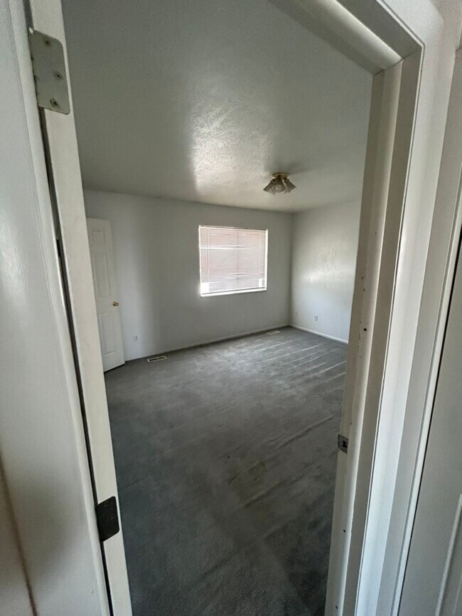 Building Photo - 166 E 1800 N