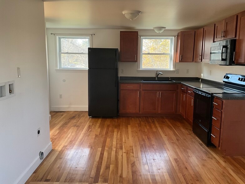 Building Photo - 450 Riverside Dr