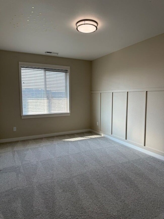 Building Photo - $500 OFF!! Newer South Salem Townhome - 2 ...
