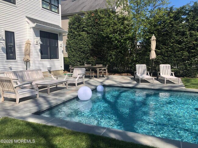 Building Photo - 513 Morris Ave