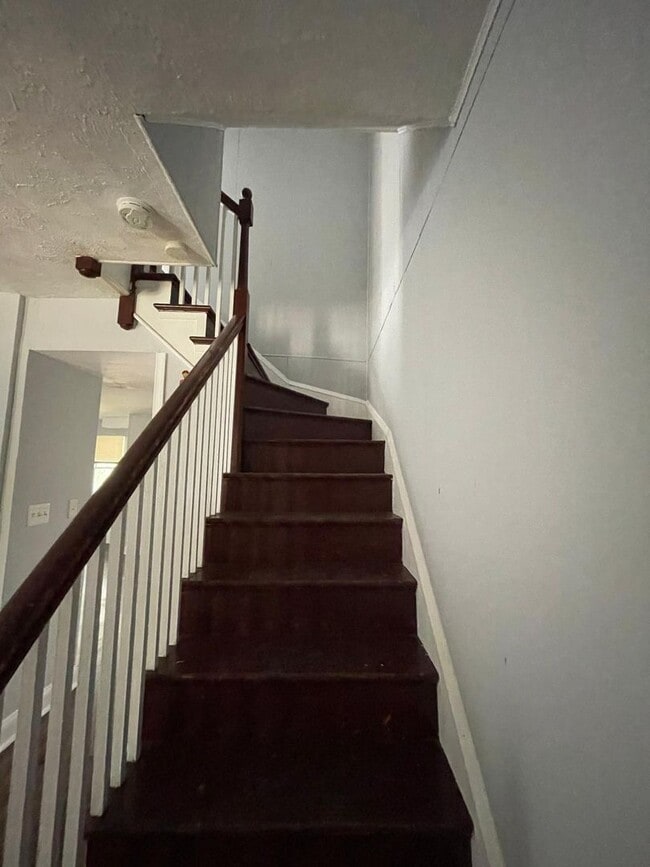 Building Photo - 3840 Dolfield Ave