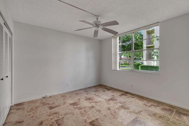 Building Photo - 25 Abbey Ln