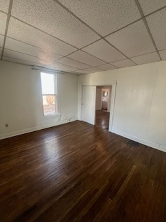 Building Photo - 1 bedroom, 1 bath duplex: Available August 2026!