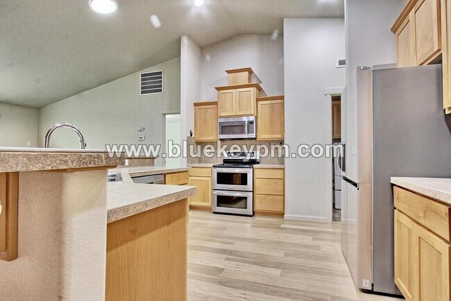 Building Photo - 3 Bed, 2 Bath : A GREAT Multi-Generational Home