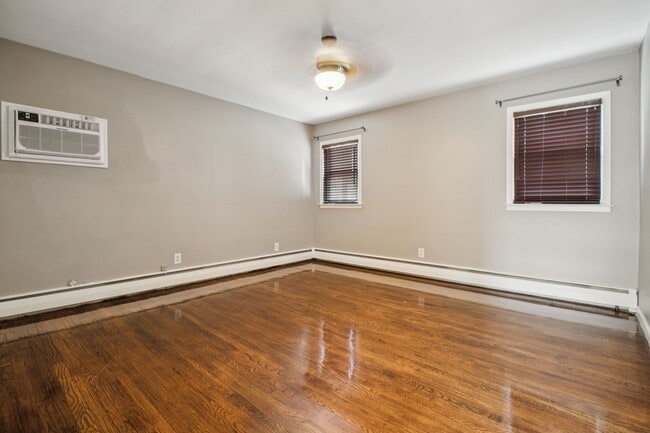 Building Photo - 862 Dewey St