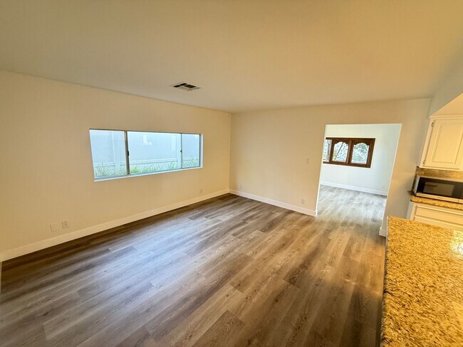 Building Photo - 3-Bedroom Home with Dog Run and Private Ya...