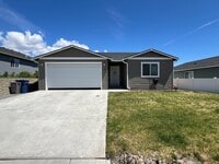 Building Photo - 3 bed/2 bath rambler style home! Double ga...