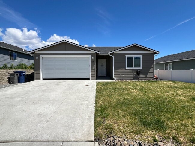 Primary Photo - 3 bed/2 bath rambler style home! Double ga...