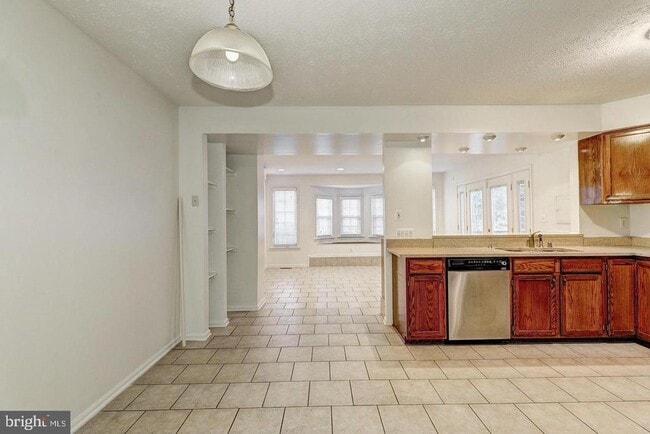 Building Photo - 6263 Woodcrest Dr