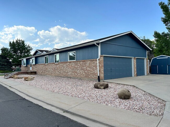 Building Photo - Spacious 3BR Duplex w/ Garage, Workshop, L...