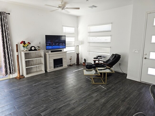 Building Photo - Summerlin West Community!!