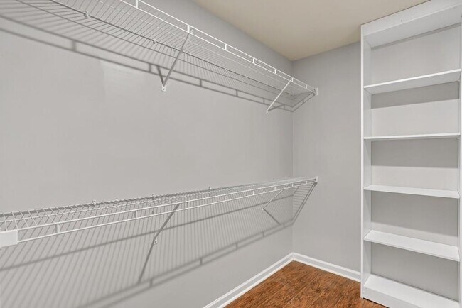 Building Photo - 1370 Long Acre Dr