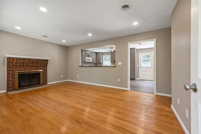 Building Photo - 4 bedoom 2 bath home in Blacksburg VA!