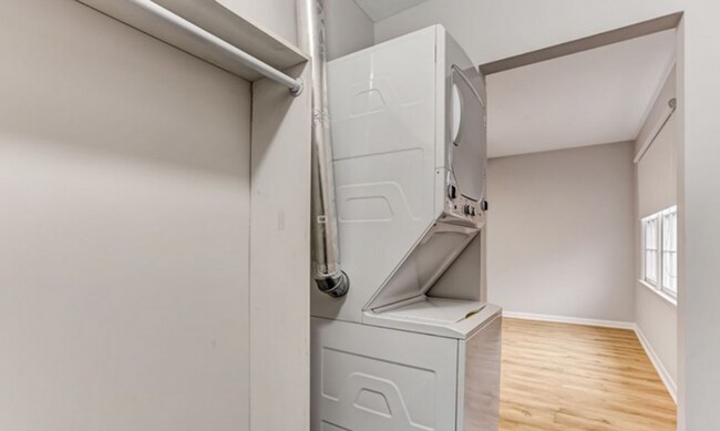 Building Photo - Charming Town Home Available August 12th.
