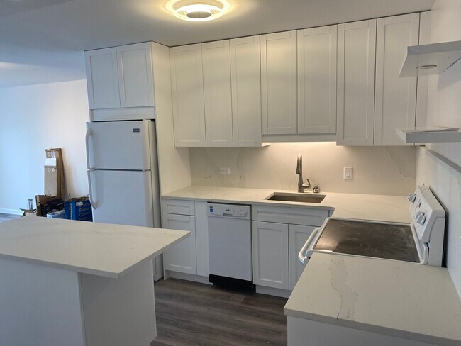 Building Photo - 1660 N La Salle Dr