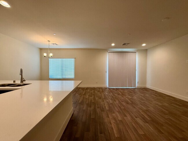 Building Photo - 3 BED 2.5 BATH 2 CAR GARAGE TOWNHOUSE w/ PRIVATE BACKYARD in GATED COMMUNITY.