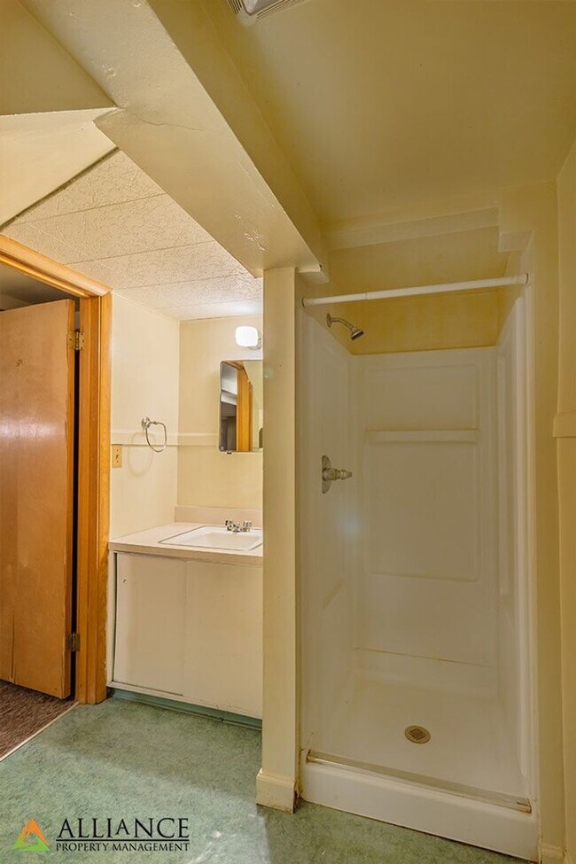 Building Photo - 1526 Jarvis Dr