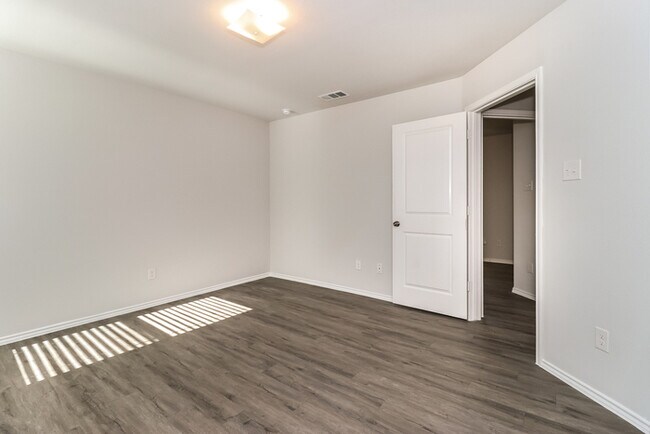 Building Photo - 5529 Eagle Point Dr