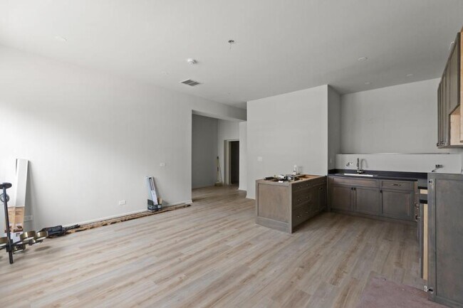 Primary Photo - 3 bedroom in Chicago IL 60618