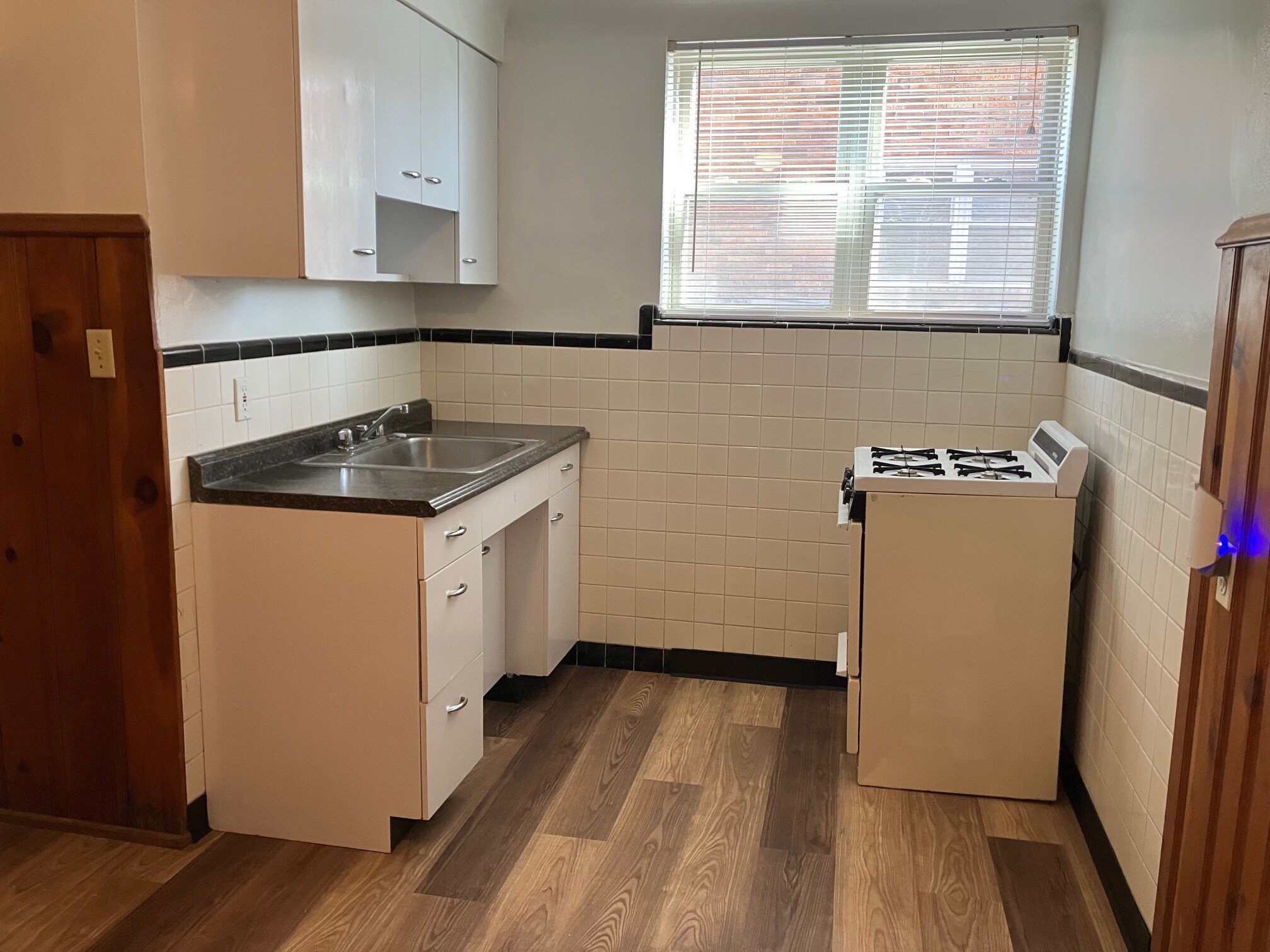 KITCHEN - 4322 Schenck Ave