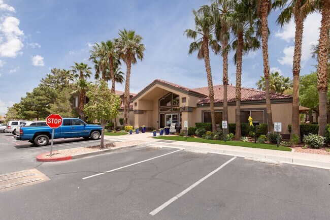 Building Photo - 1st floor two bedroom in upscale NW commun...