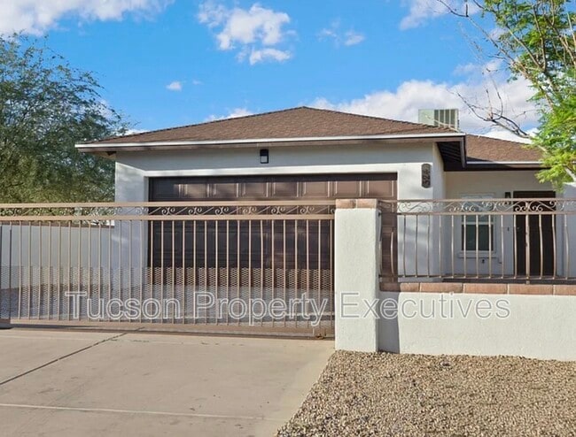 Building Photo - 324 W 23rd St